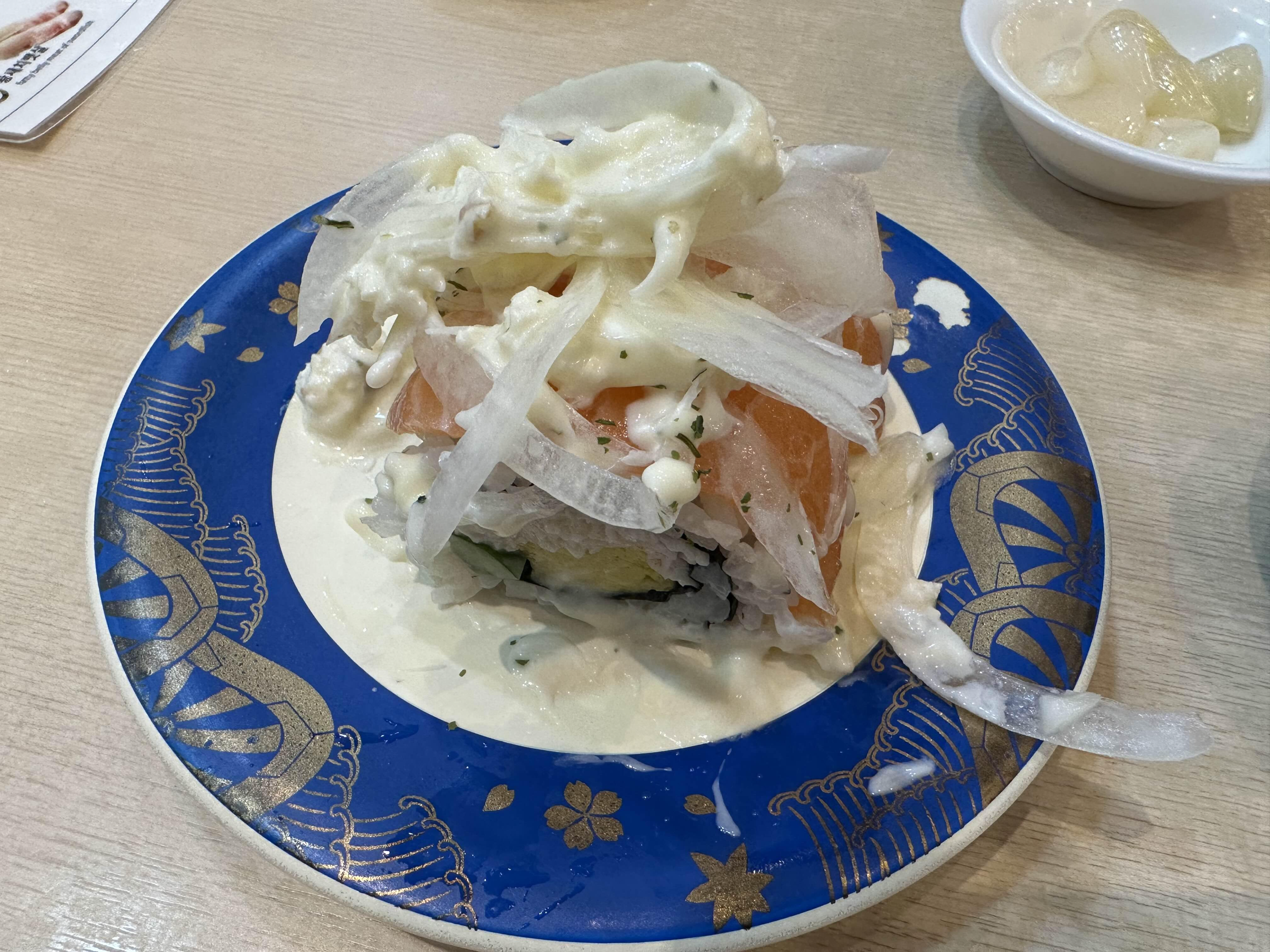 진주 회전 초밥 전문점 스시츠카무 연어롤초밥
