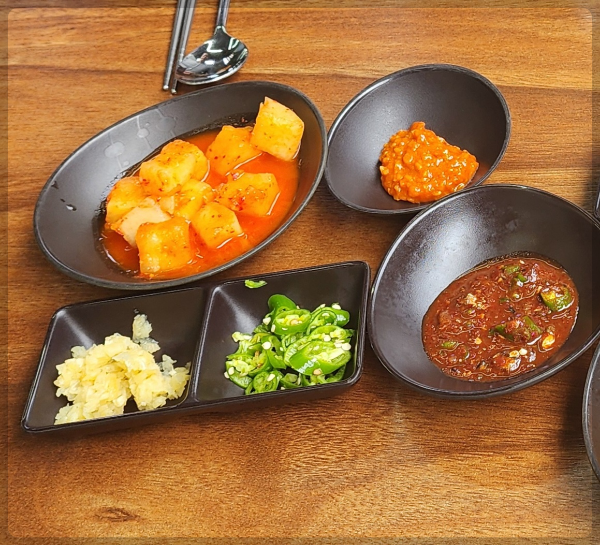 깍두기-쌈장-젓갈-마늘-고추