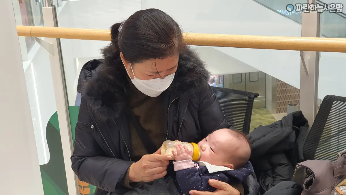 아이를 대신 봐주는 친정 엄마