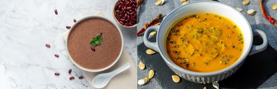 왼쪽에는 하얀 그릇에 팥으로 죽을 쑨 팥죽이 가득 담겨 있고&#44; 그 옆에 그릇에 팥이 가득 담겨져 있고&#44; 오른쪽 에는 하얀 그릇에 호박으로 죽을 쑨 호박죽이 놓여 있고&#44; 주변에 호박씨가 흩어져 있는 사진