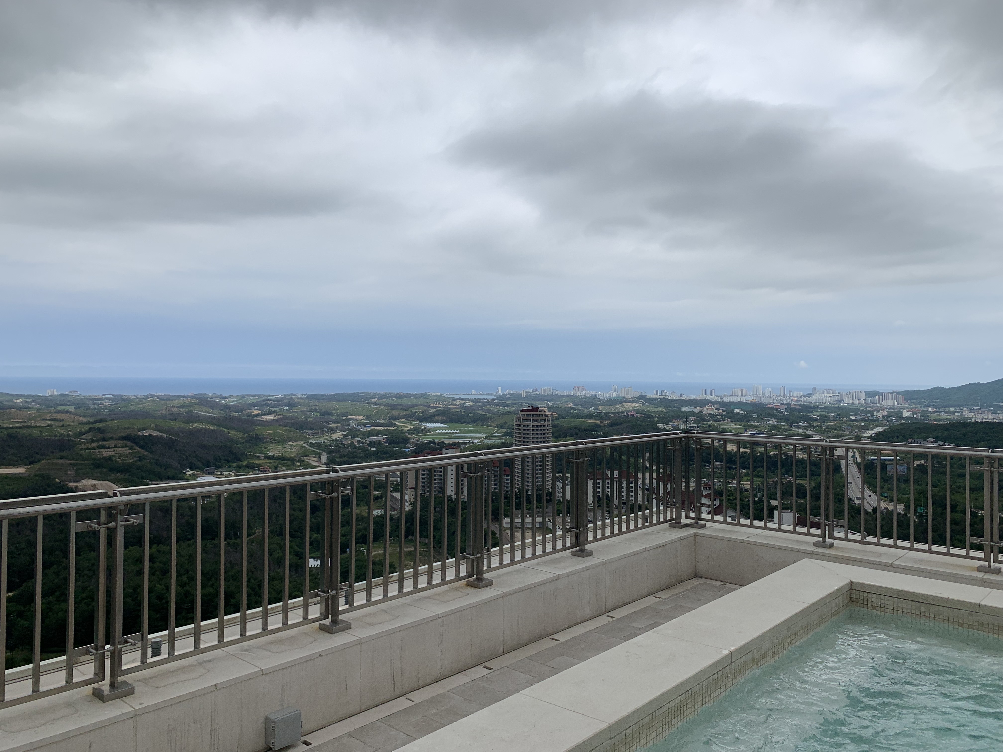 소노펠리체-델피노-인피니티풀-수영장-