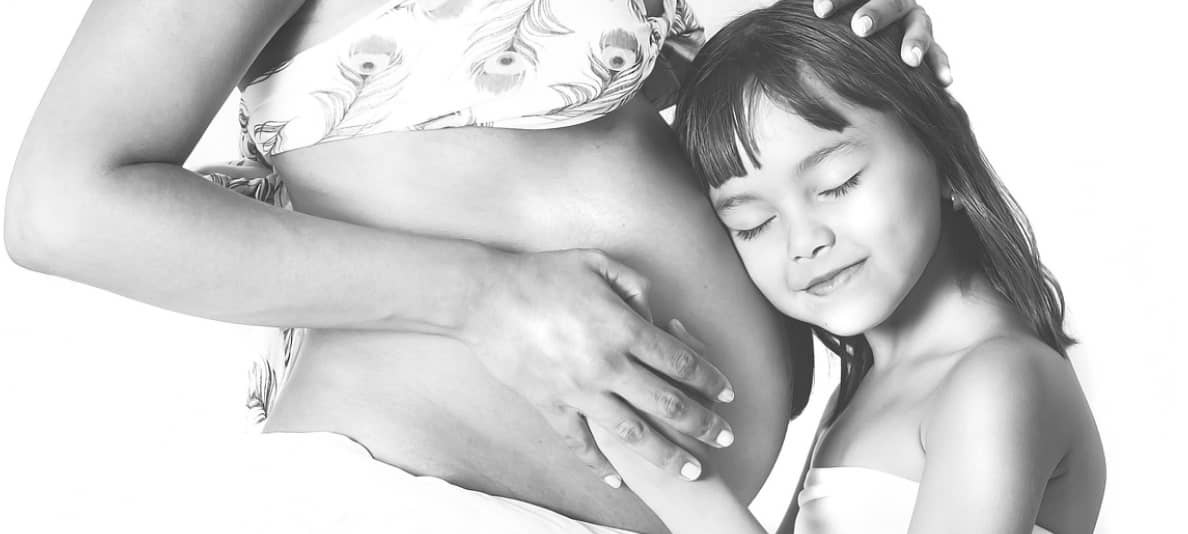 첫째 아이와 둘째 아이를 임신한 엄마 사진