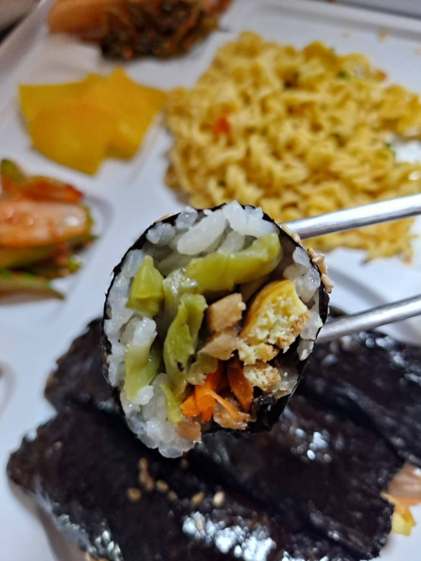 도시락을 궁채김밥과 함께 먹다