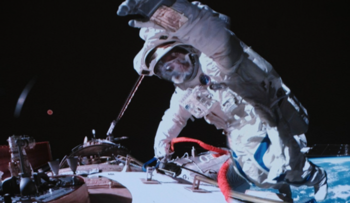 중국 우주비행사 2명이 9시간에 걸친 우주유영(선외활동&middot;Extra-vehicular activity)에 성공했다.