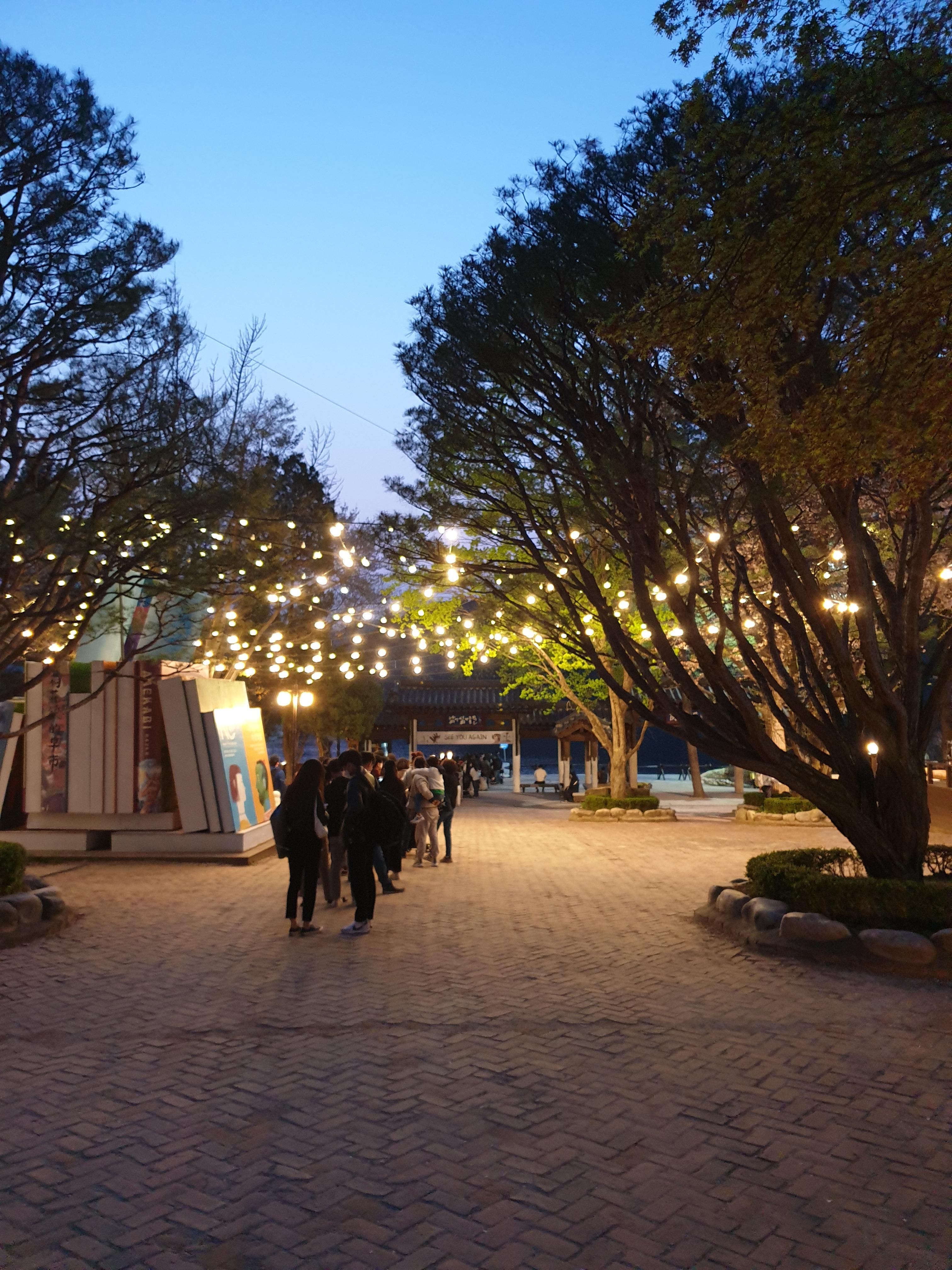 배를-기다리는-사람들