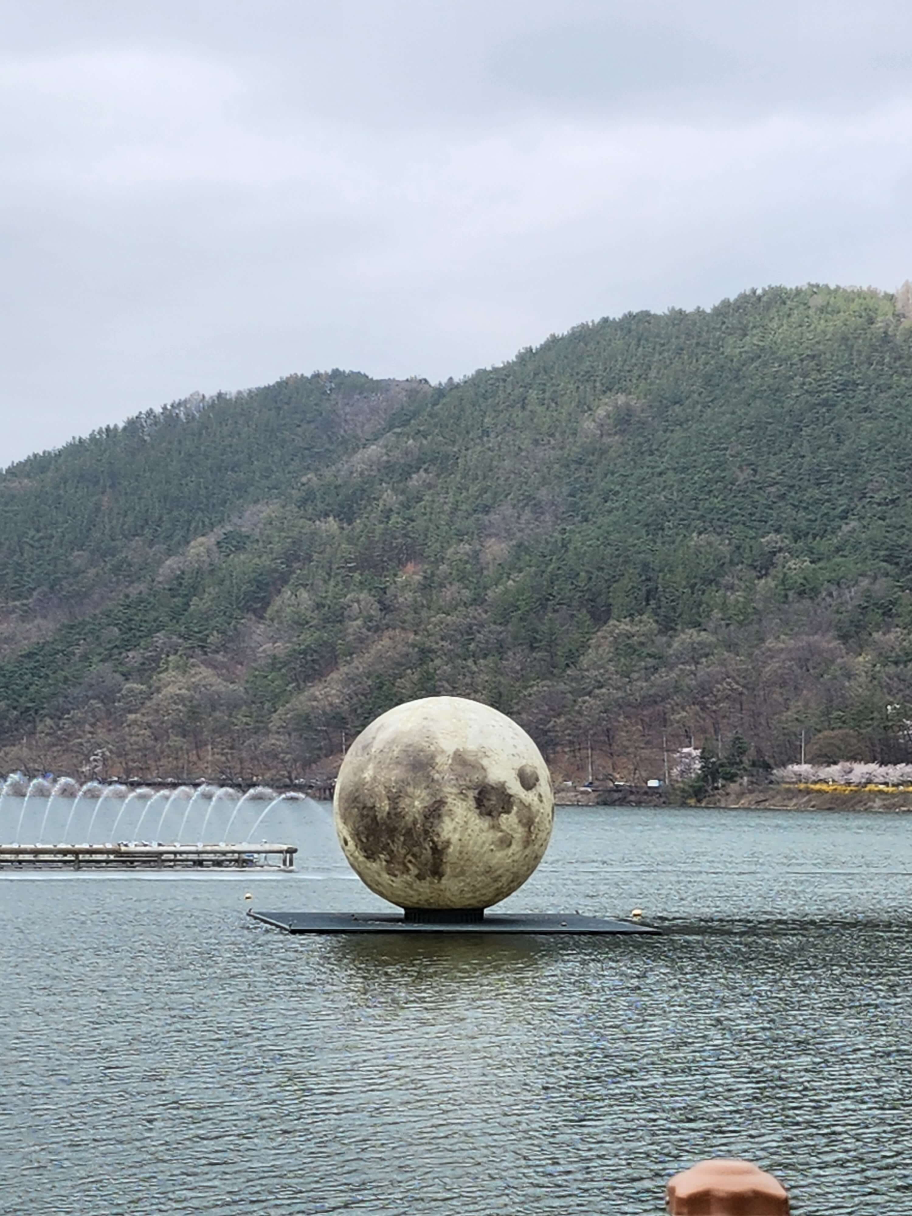 송해공원 호수 달조형물