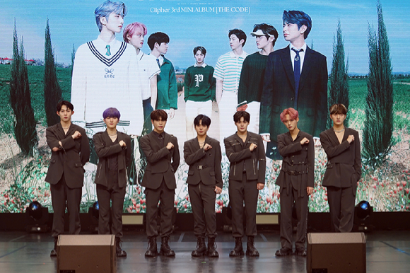 그룹 싸이퍼(현빈 탄 휘 케이타 태그 도환 원)이 11일 서울 중구 크레스트72에서 열린 세번째 미니앨범 &#39;THE CODE&#39; 발매 기념 미디어 쇼케이스에서 포즈를 취하고 있다. [사진=레인컴퍼니]
