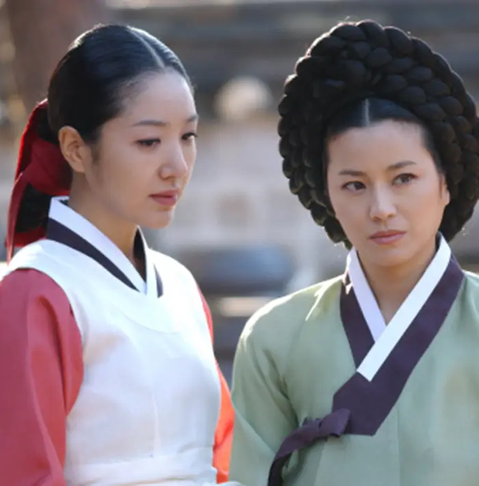 ๊ฐ๋ฌธ์ ์์์ฑ๊ณผ ์๋ผ๊ฐ ๊ถ๋ ฅ์ ๋
์ ํ๊ธฐ ์ํด ๋์์์ด ์ ์น์ ๋ชจ๋ต์ ์ธ์ฐ๋ ๊ธฐ๋๊ถ ์ธ๋ ฅ ์ต์๊ถ๊ณผ ์ต๊ธ์์ ์ฐจ๊ฐ์ด ๋ด๋ฉด ์ฐ๊ธฐ