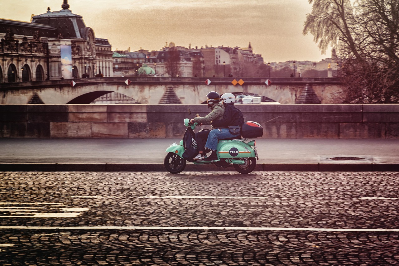 스쿠터 타고 달리는 커플 사진