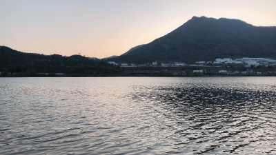 잔잔하게 물이 흐르고 있는 바다