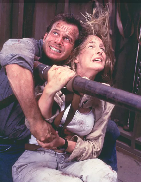 바람에 날아가지 않으려고 버티는 모습