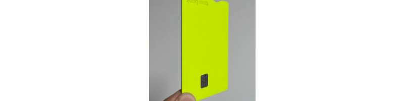 체크카드-손에-든-모습