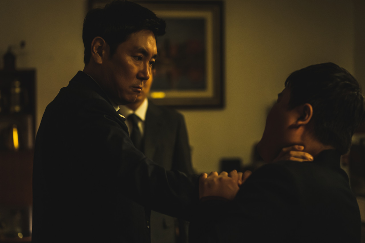 누군가의목을잡고있는조진웅