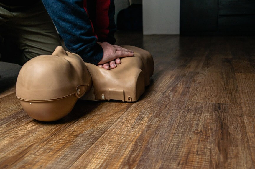 심폐소생술 시범 교육 중