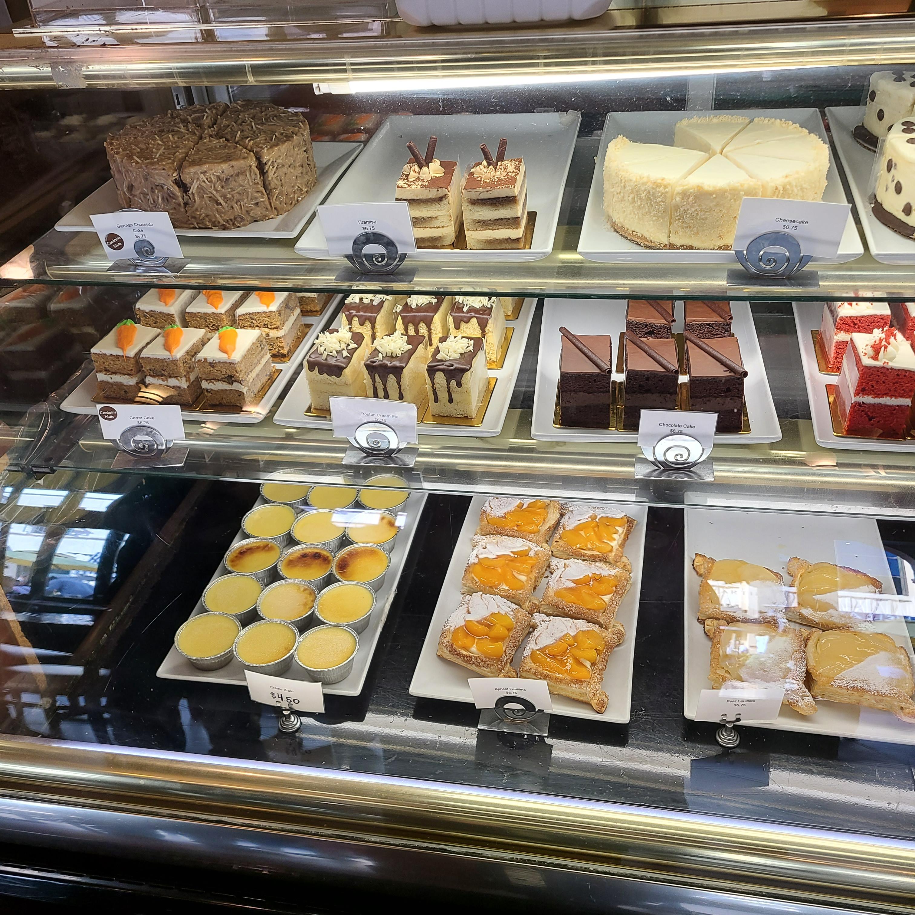 케이크 등 디저트로 가득한 디스플레이