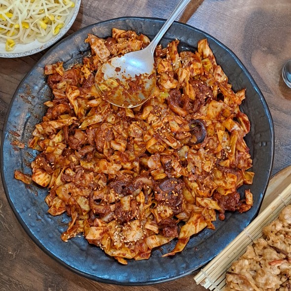 접시에 쭈꾸미 요리가 담겨 있습니다.