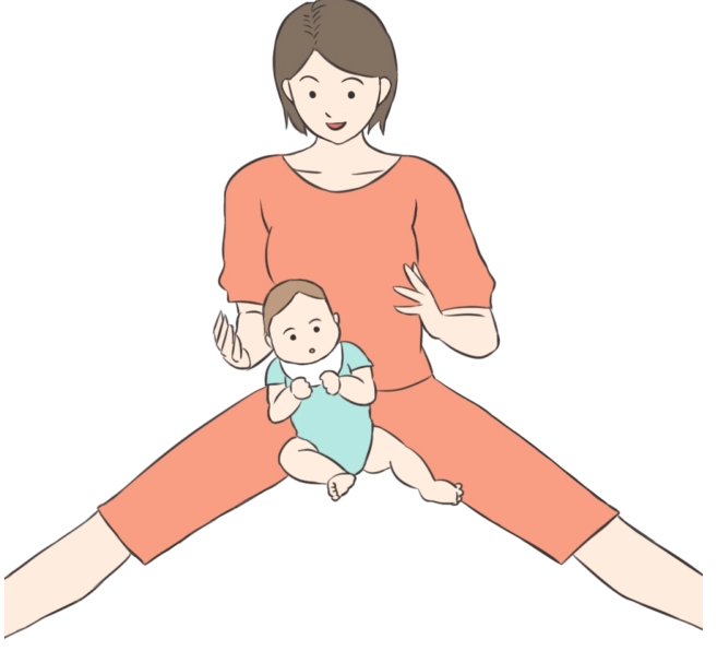 어른이 벌린 다리 사이에 아기를 앉히고 뒤에서 상체를 받쳐줍시다.
