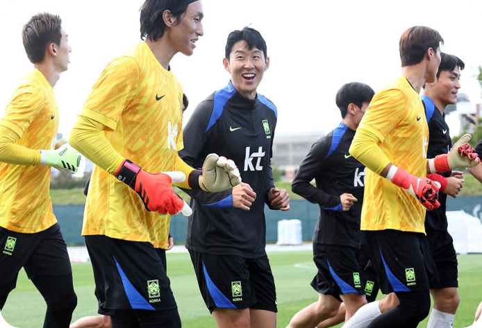 손흥민이 2일(현지시간) 미국 뉴욕주 아이칸 스타디움에서 열린 한국 축구 대표팀 훈련에서 밝은표정으로 훈련에 임하고 있다. [연합]