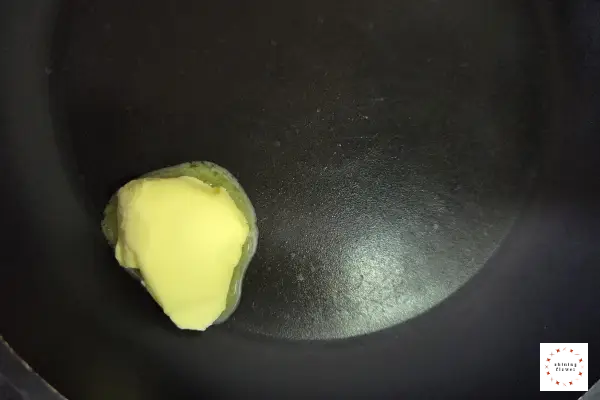 전복버터구이-후라이팬에 버터 녹이기