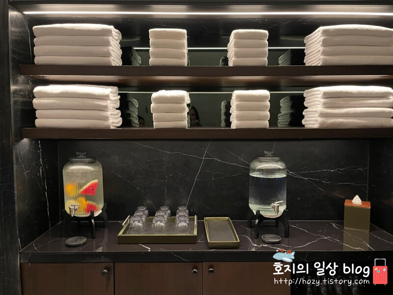 방콕 신돈 캠핀스키 사우나 타월 및 미니바 시설