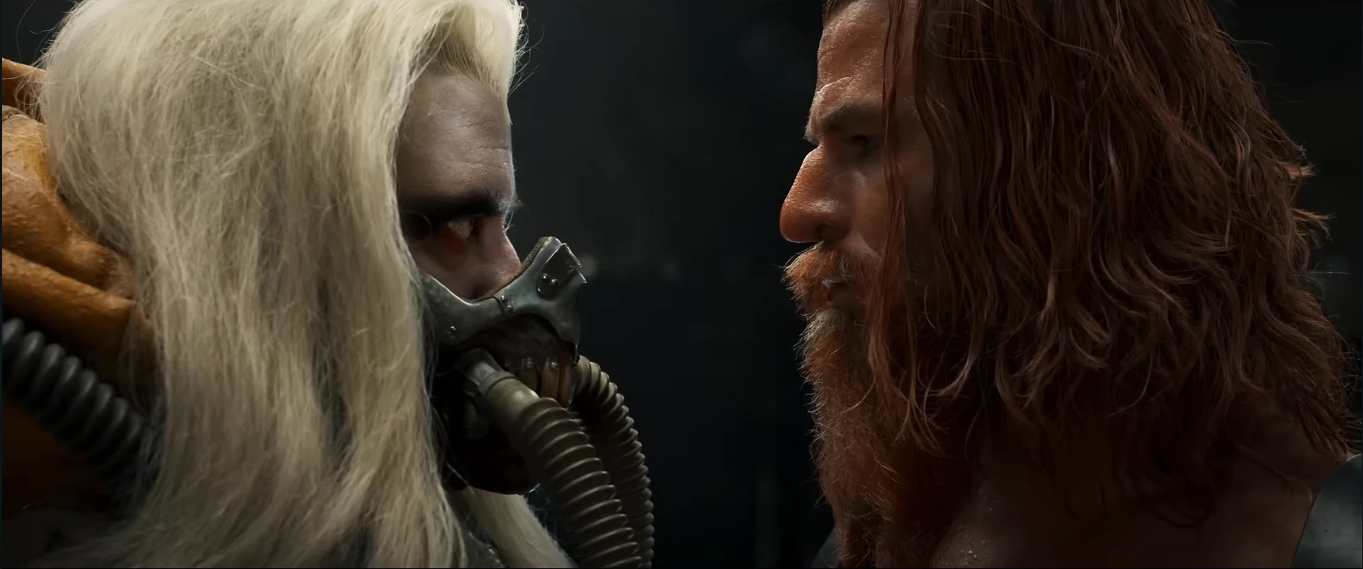 퓨리오사 인물대결 장면