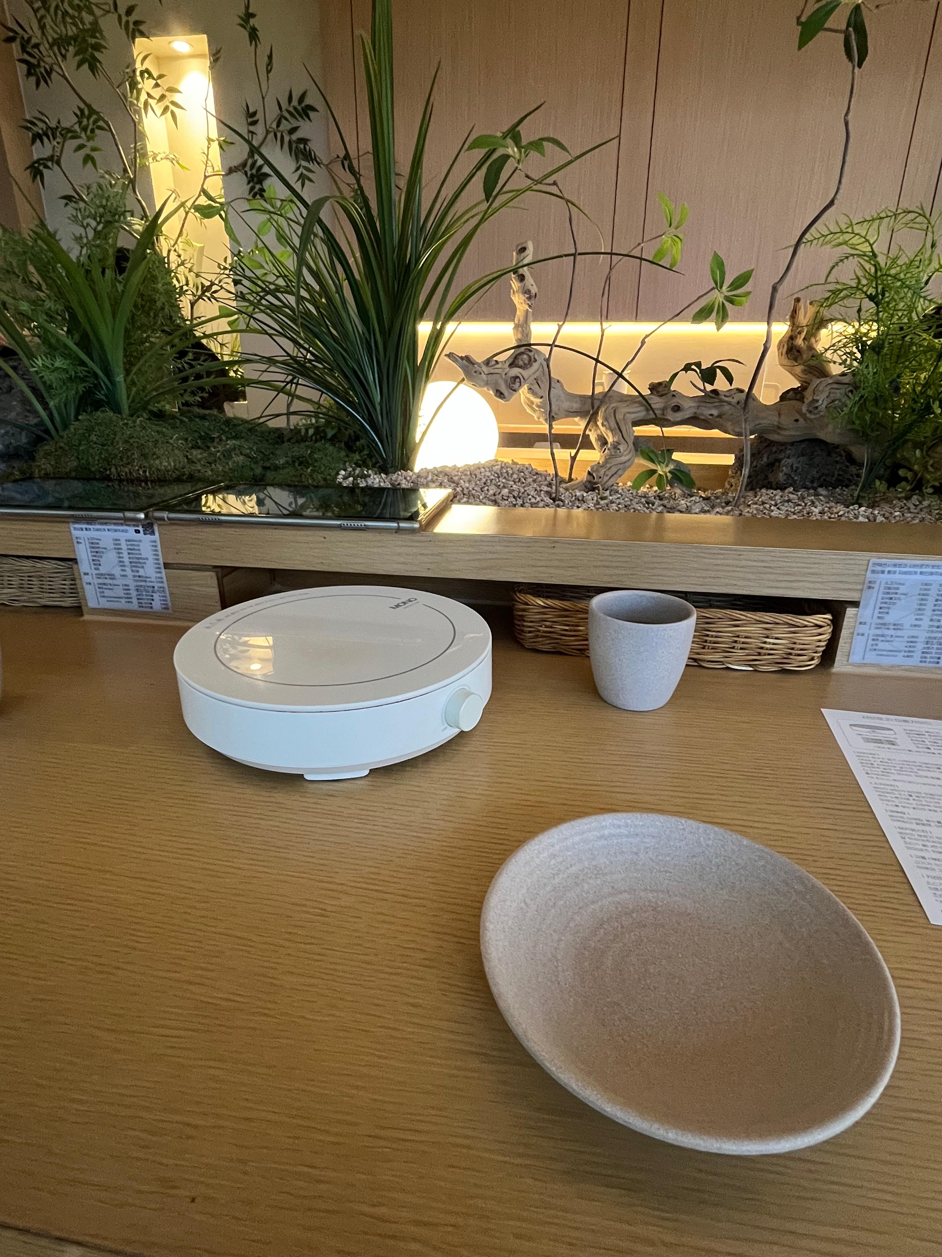 안산 샤브로21 매장 내부 전경과 1인 샤브샤브 테이블 세팅 모습