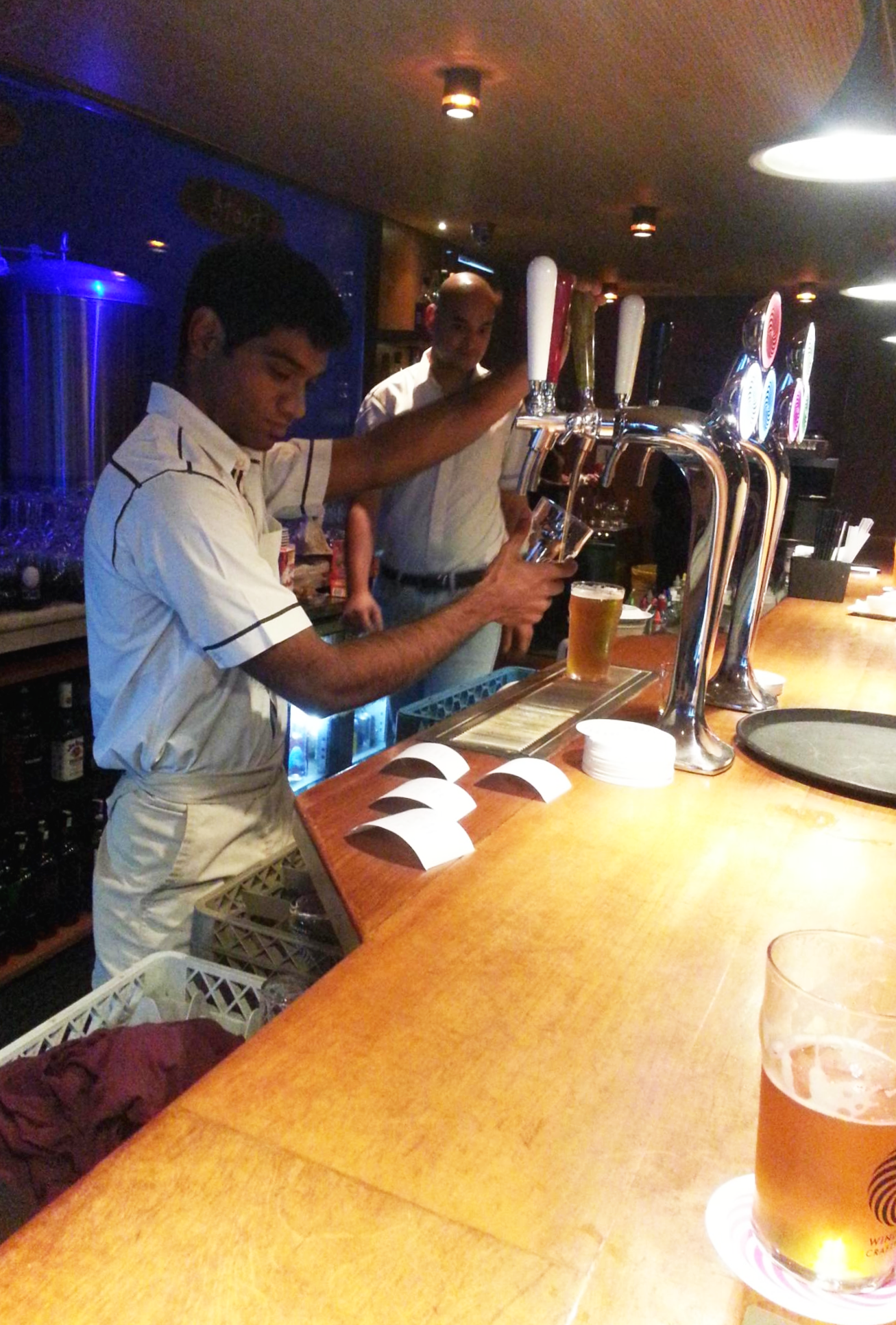 맥주를 따르는 바텐더