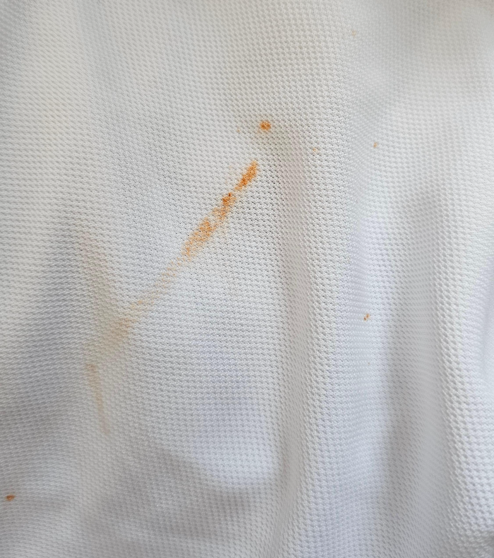 얼룩진 티셔츠에 애터미 얼룩제거제 뿌리기