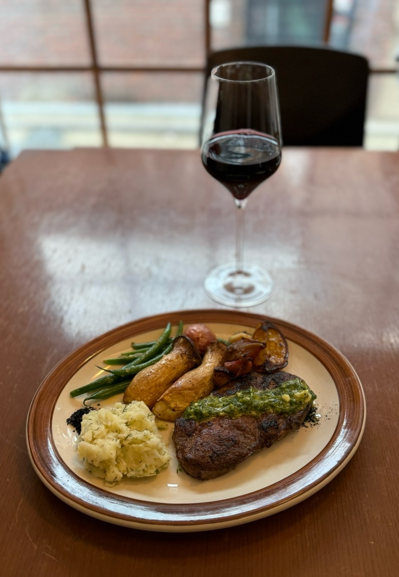 스테이크 플레이팅과 와인