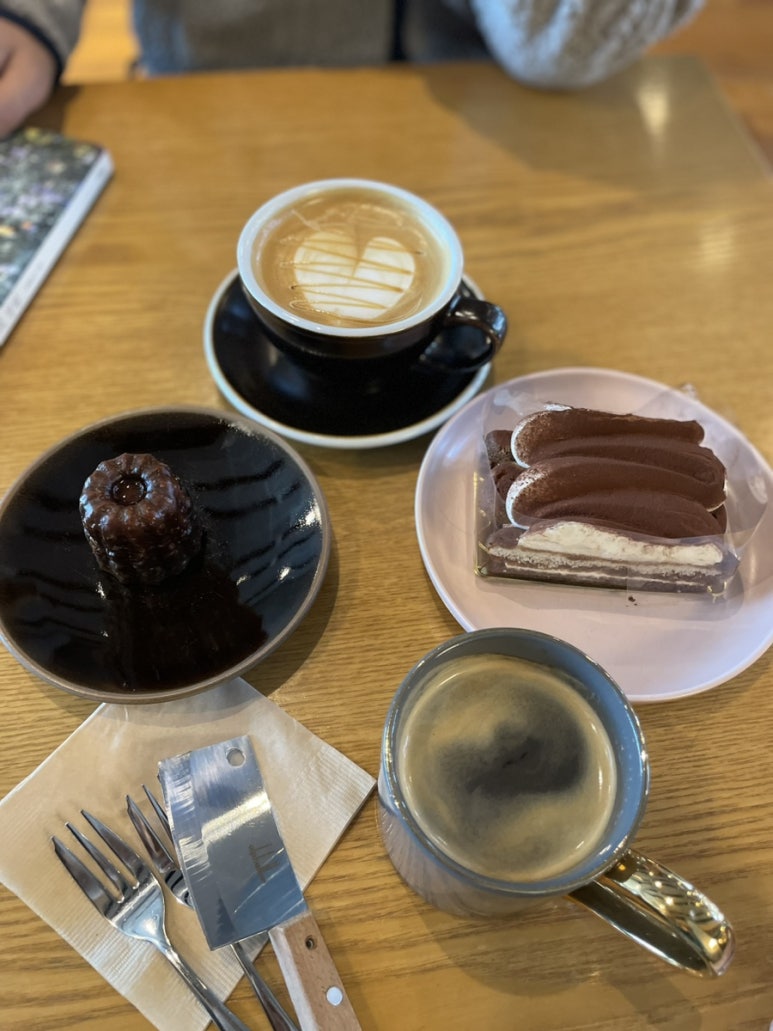 커피와 디저트 3종 세트