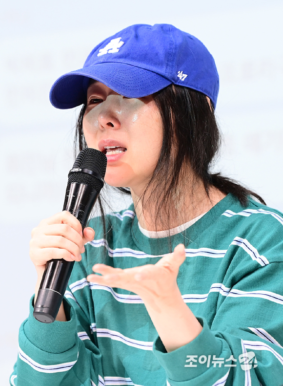 하이브와 갈등 중인 민희진 어도어 대표가 25일 오후 서울 강남구 한국컨퍼런스센터에서 긴급 기자회견을 갖고 있다. [사진=정소희 기자]