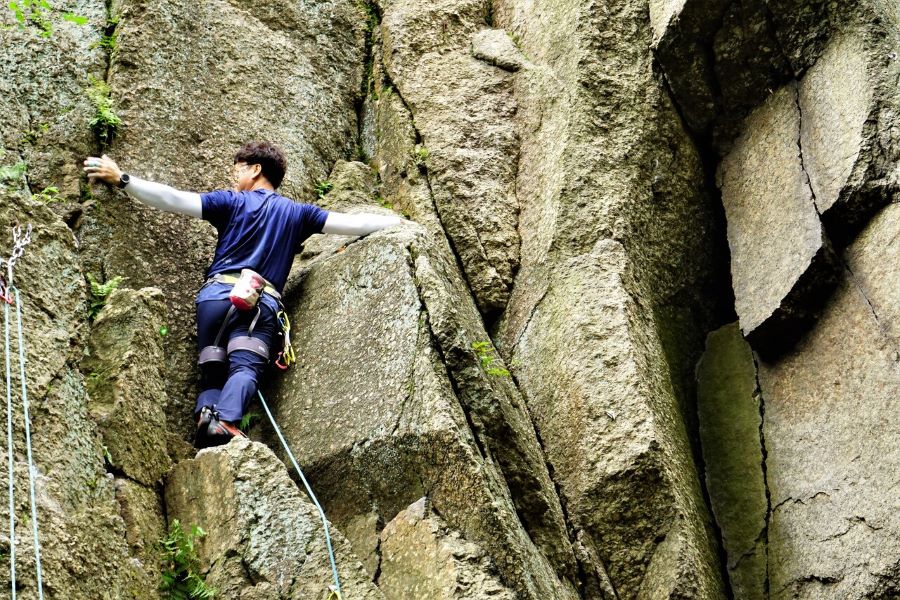 안전지대에서 안전 자세를 취하고,