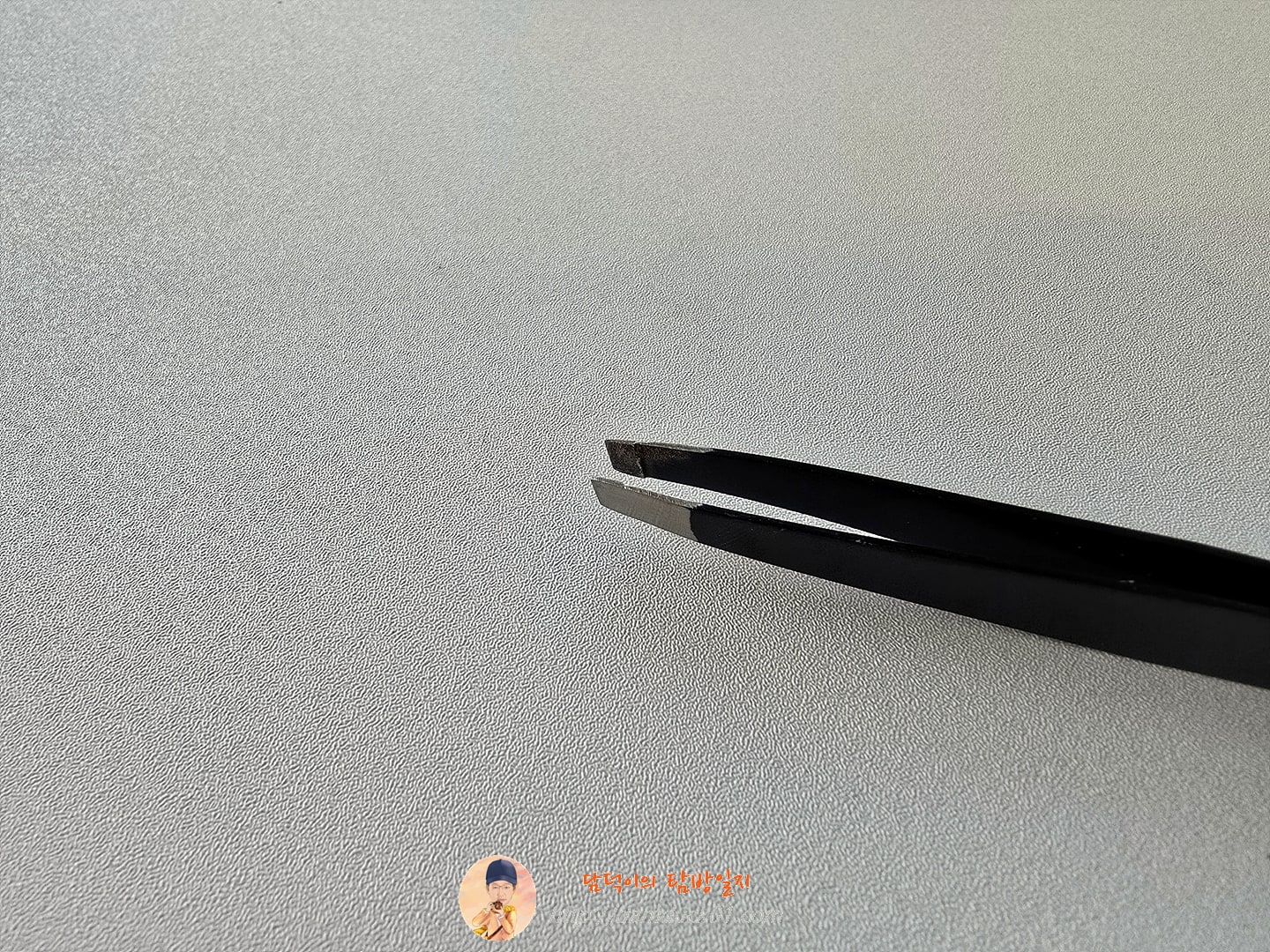 속눈썹 핀셋 및 자란 제모를 위한 경사 및 플랫 포인트 미용 도구가 있는 스테인레스 스틸 검은 눈썹 핀셋