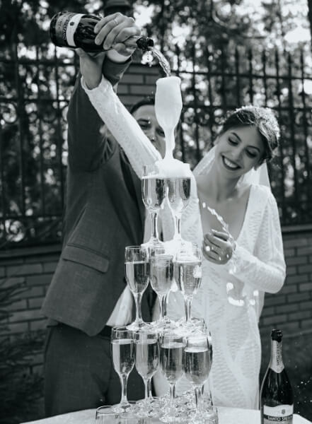 쌓아놓은-샴페인잔에-샴페인을-따르는-여자와-남자