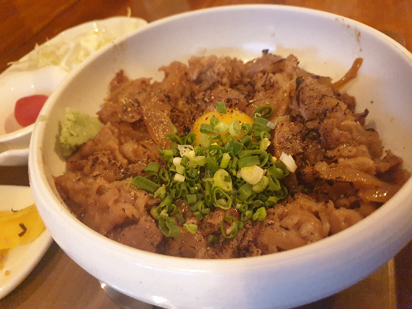 계란 노른자와 쪽파 그리고 고추냉이가 올려져 있는 규동