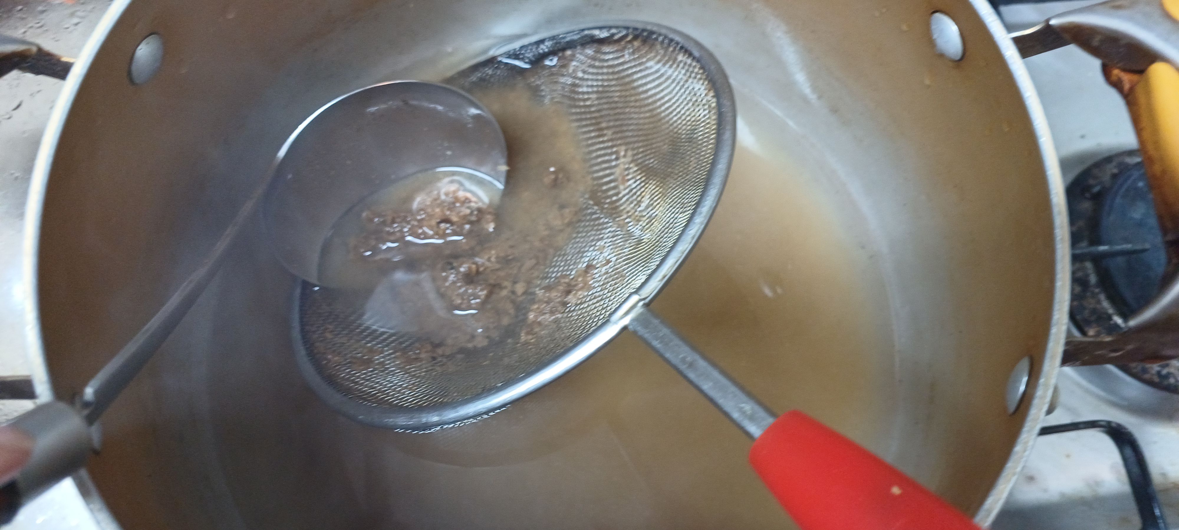 육수에 된장 풀기