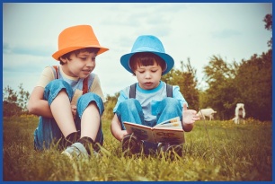 책읽고 있는 아이 두 명