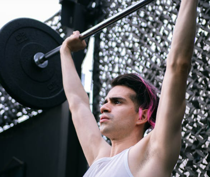 밀리터리 프레스를 하는 모습