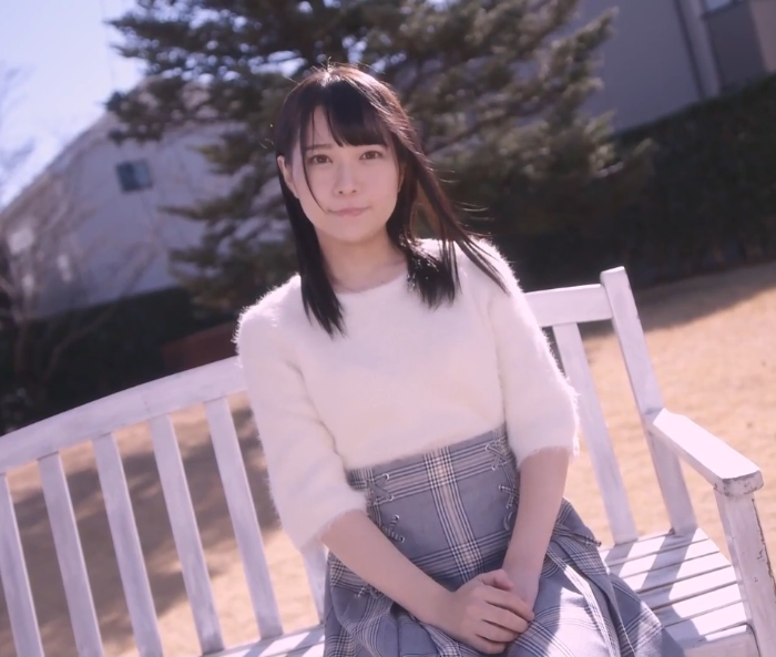 마루이 모에카 (Moeka Marui) SDAB-220 야외에서 테이블에 앉은 사진