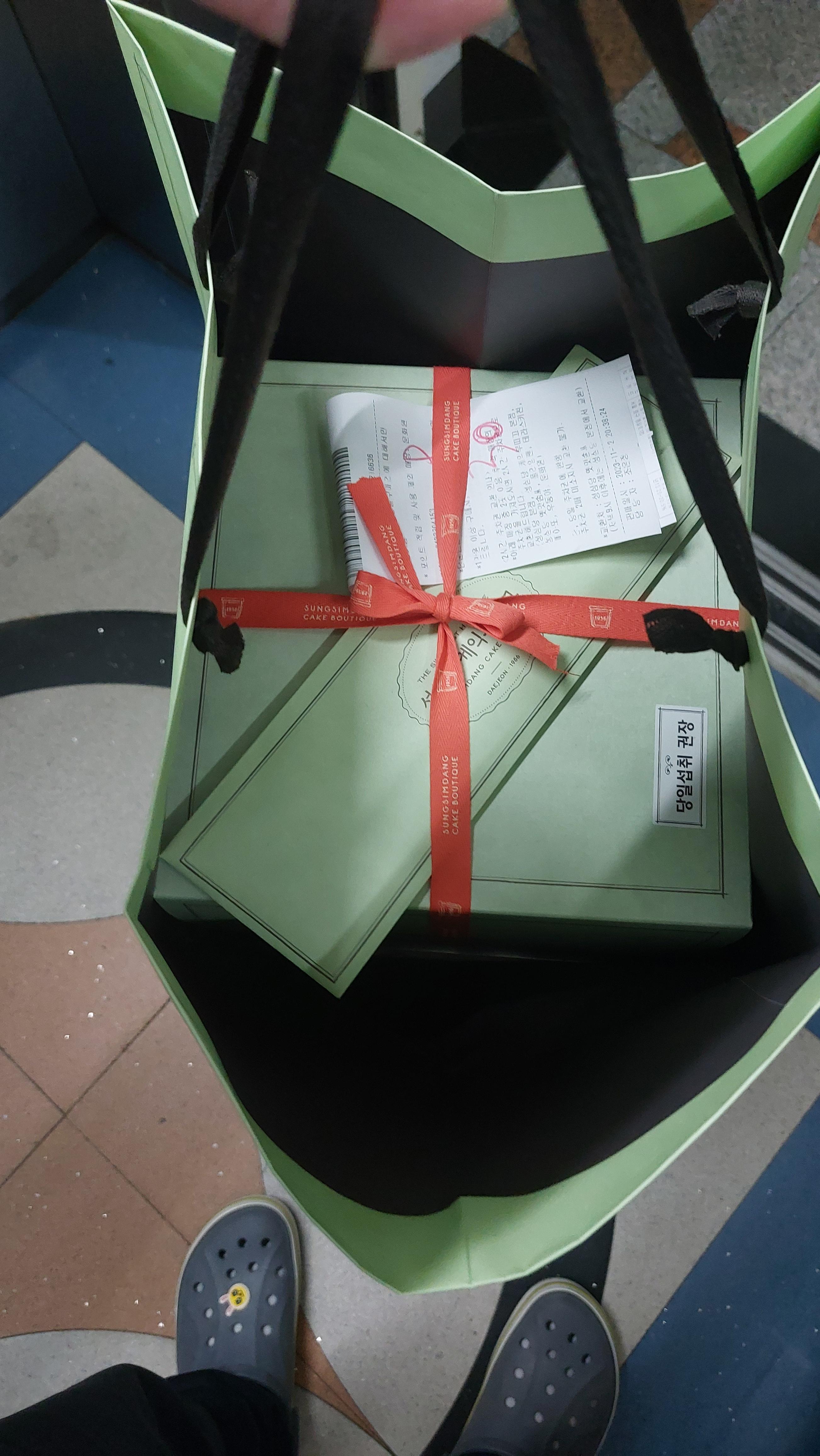 케익 포장은 보냉 팩에 하지 않았습니다. 보냉 포장하면 추가비용도 들기 때문에.. 굳이 대전사는데.. 보냉 할필요까진 없었어요.