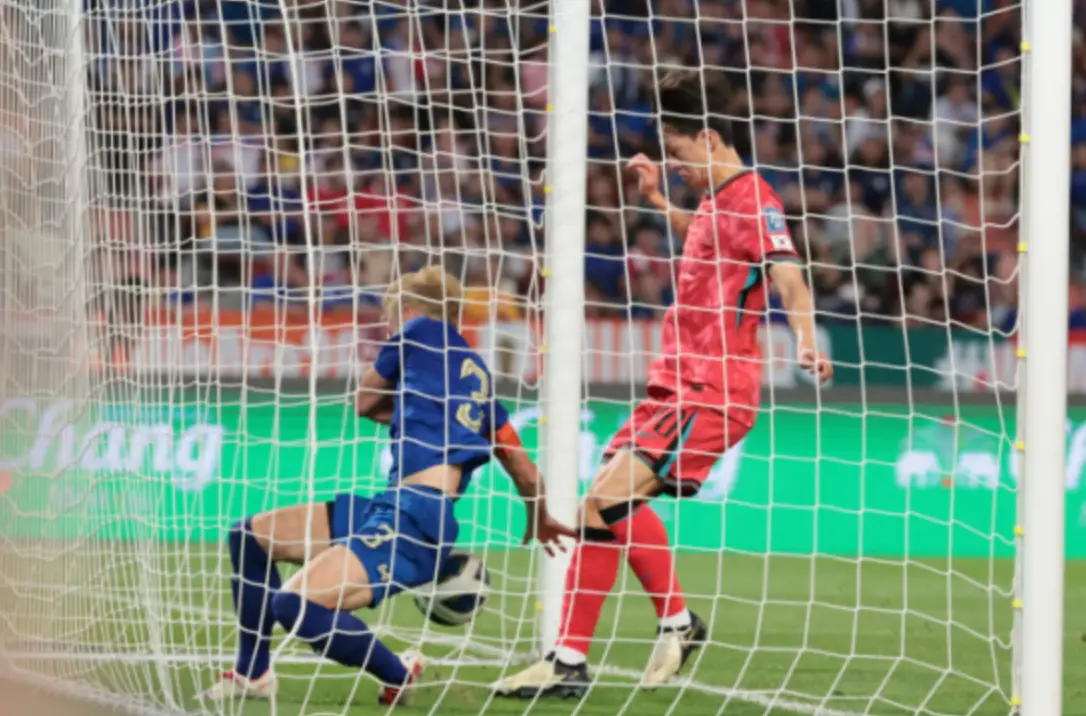 태국전- 붉은유니폼 이재성이 태국 골문앞에서 골을 넣는모습