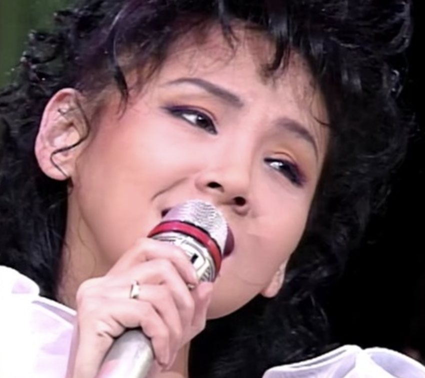 무대에서 노래부르는 가수 김수희