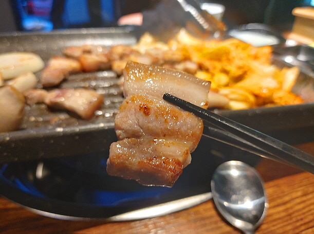 노릇노릇 구워진 흑돼지 오겹살