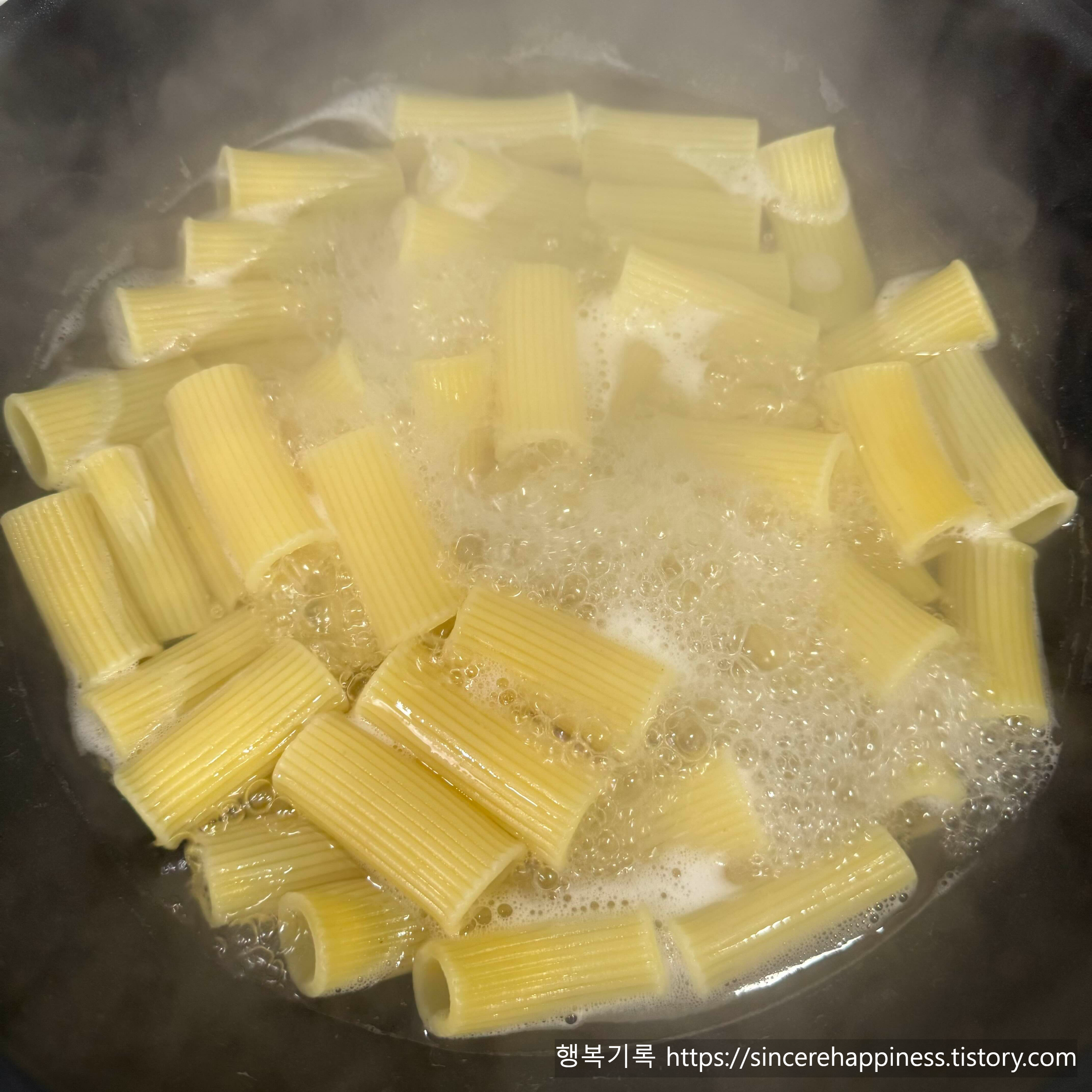 두꺼운 리가토니 파스타면 20분 삶는 시간 맞추기