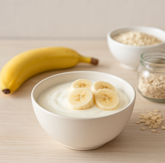 아침 식탁 위 요거트와 바나나, 귀리 그릇 이미지