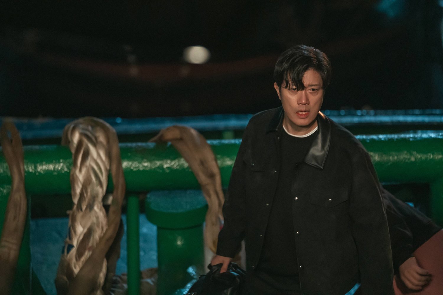 판사 이한영 최종회 공개 스틸, 밤에 선 강신진 역 박희순