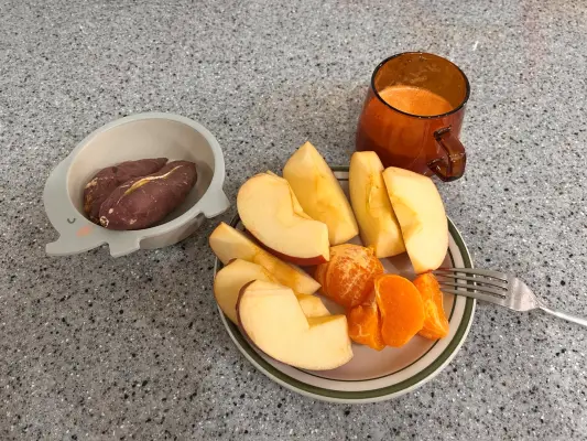 군고구마와-과일이-접시에-담겨져-있다