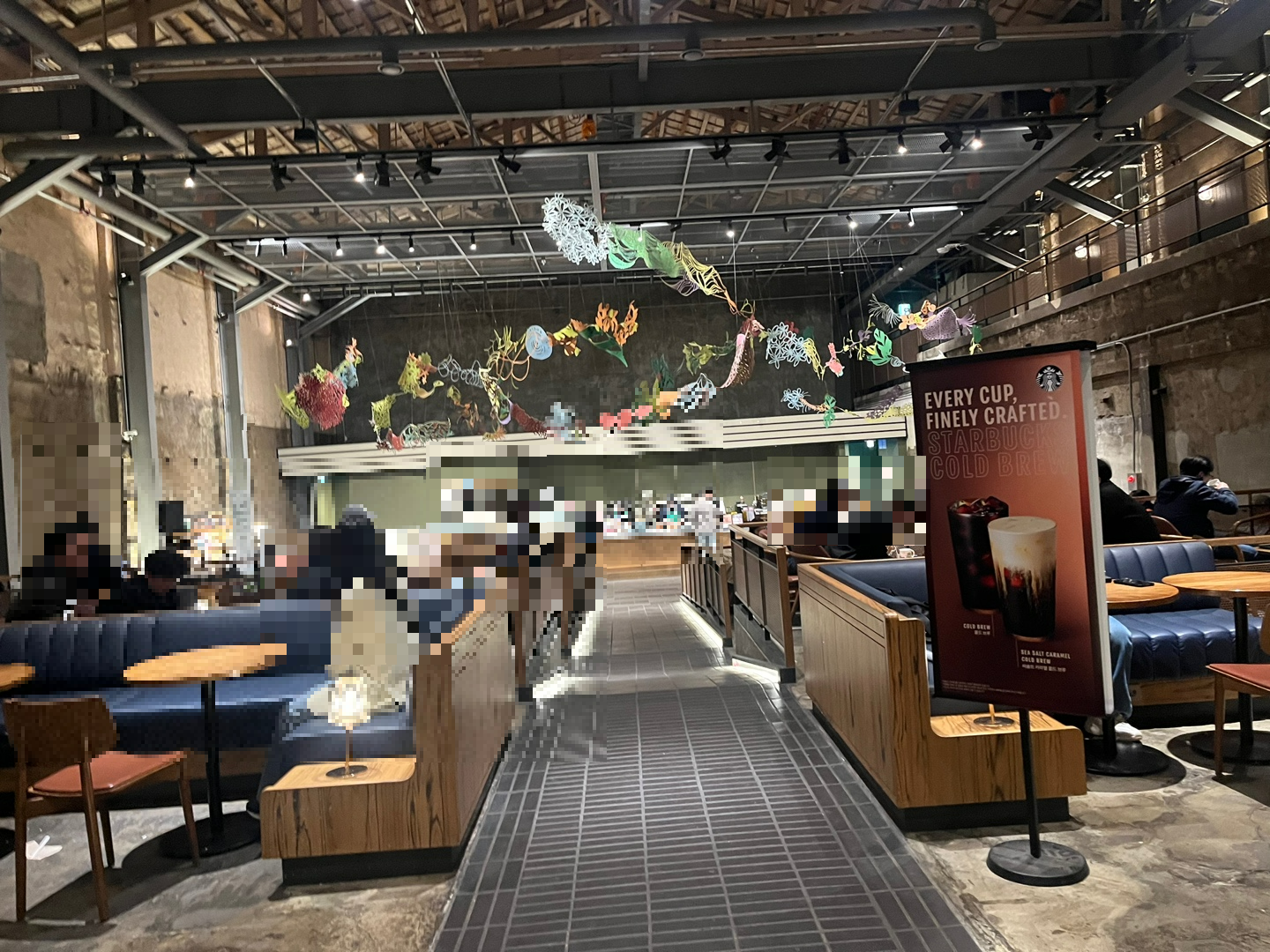 스타벅스 경동1960점 입구에서 바라본 내부
