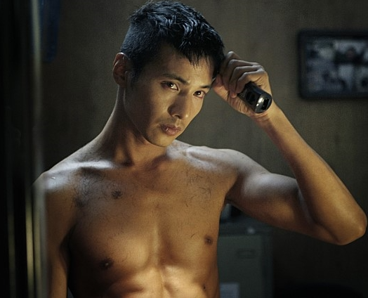 영화 속 주인공이 거울을 보며 짧은 머리로 이발 하는 모습