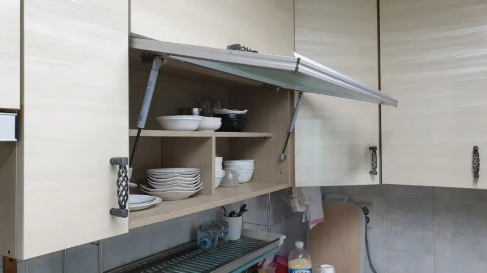 위로 열리는 싱크대 문짝